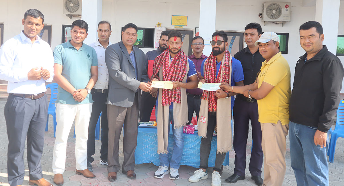 क्रिकेट खेलाडी ऐरी र सार्कीलाई सम्मान