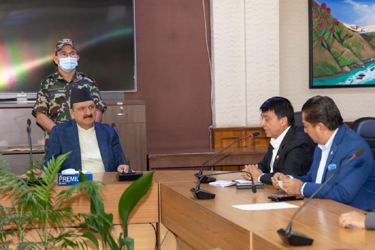 सरकार र निजी क्षेत्र मिलेर अर्थतन्त्रमा देखिएका अप्ठ्यारा र व्यवधान हटाउनुपर्छ : अर्थमन्त्री डा.महत