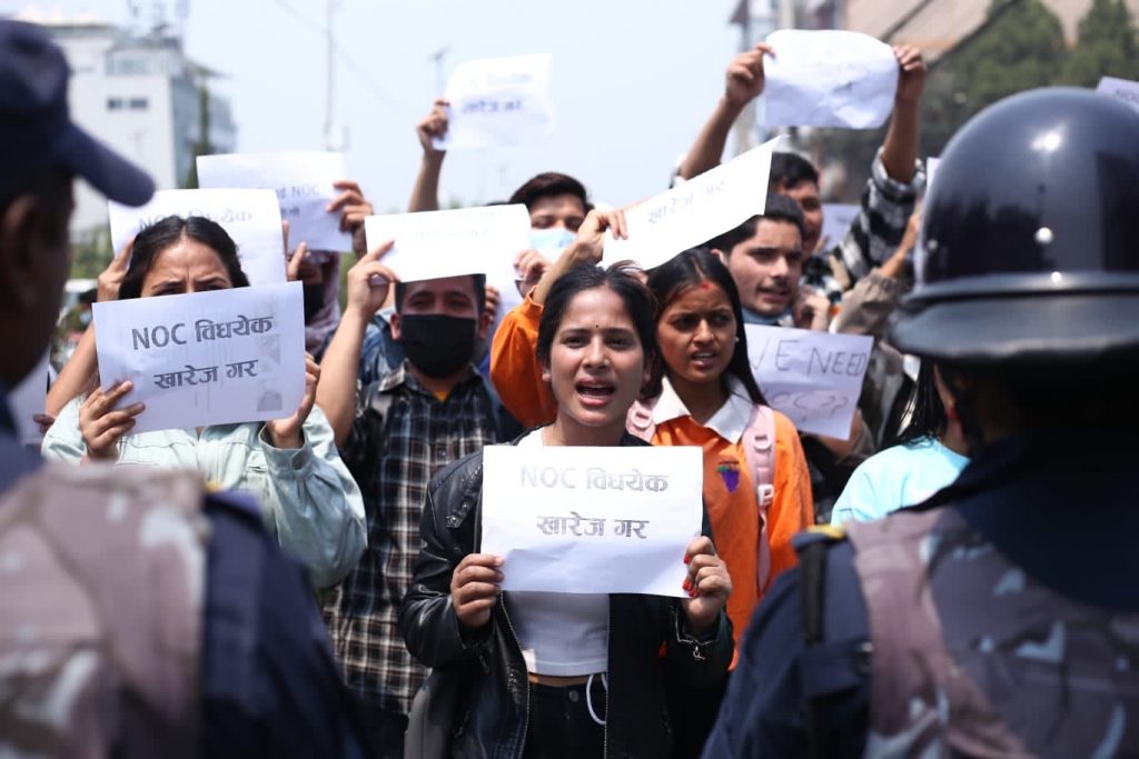 एनओसी खुला गर्न दबाब दिँदै विद्यार्थीको प्रदर्शन !