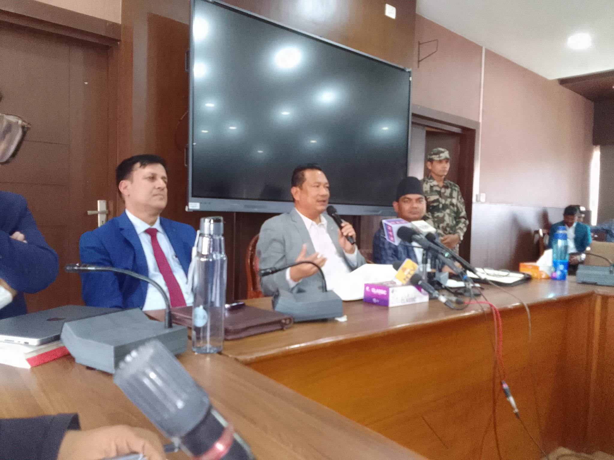 कर्मचारी सरुवा गरेको ठाउँमा पठाउन प्रहरी नै खटाउनुपर्ने अवस्था