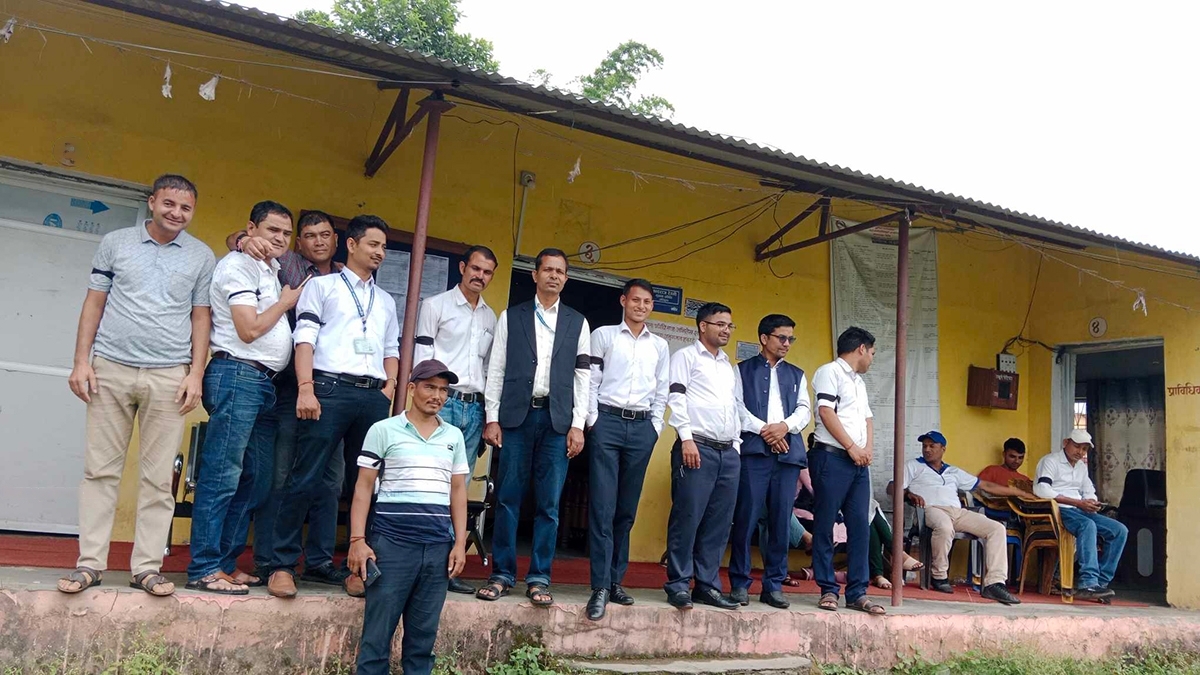 निजामती सेवा दिवस: दैलेखका कर्मचारीले निजामती सेवा ऐन ल्याउनुपर्ने माग गर्दै हातमा कालो पट्टी बाधेँर गरे पेन डाउन