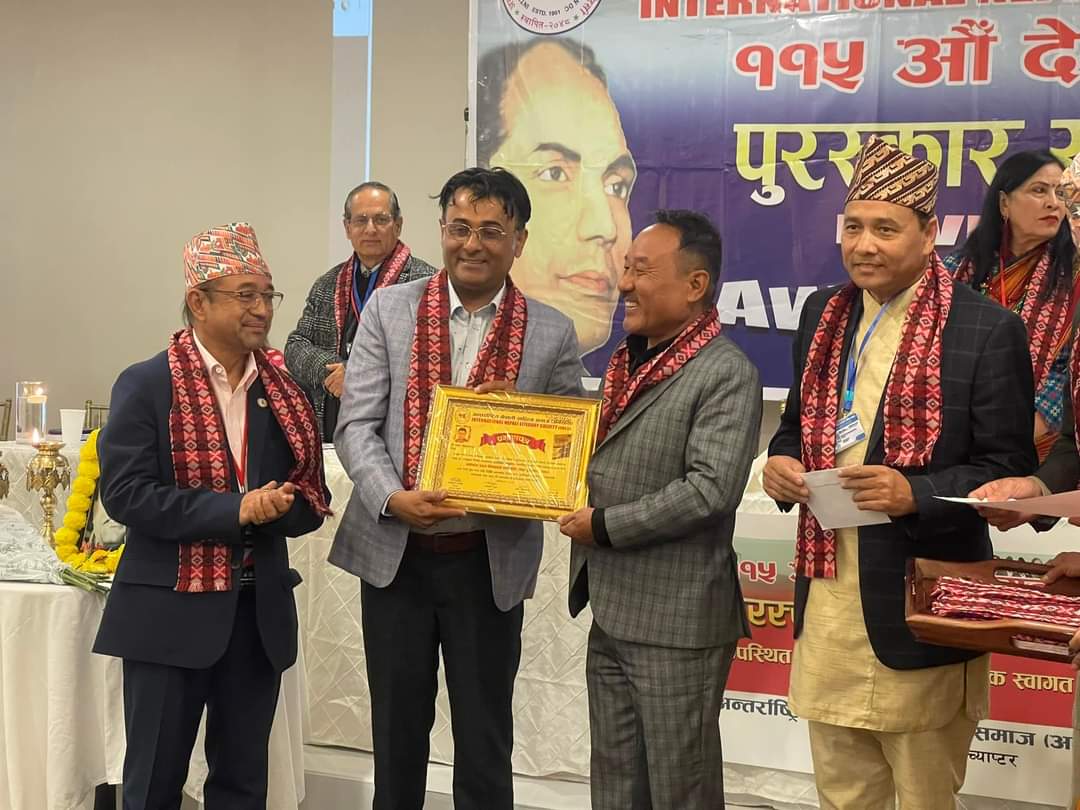 साहित्यकार पौड्यालको कथासङ्ग्रह ‘अपरिचित अनुहार’लाई पदम विश्वकर्मा सर्वोत्कृष्ट पुस्तकद्वारा सम्मान