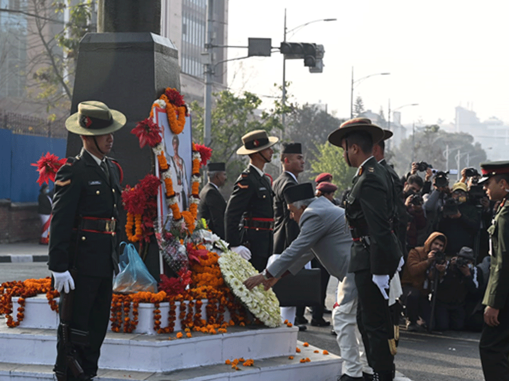 राष्ट्रपति पौडेलद्वारा पृथ्वीनारायण शाहको सालिकमा पुष्पहार अर्पण