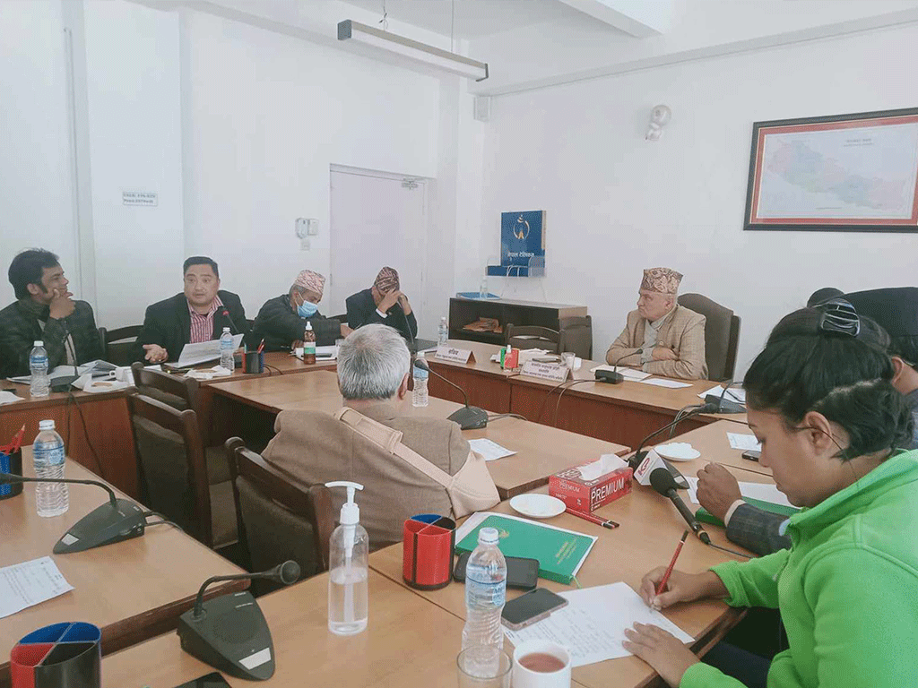 ४० हजार विद्यालय कर्मचारीलाई सङ्घीय सरकारका दरबन्दीमा राख्न संसदीय समितिमा सुझाव