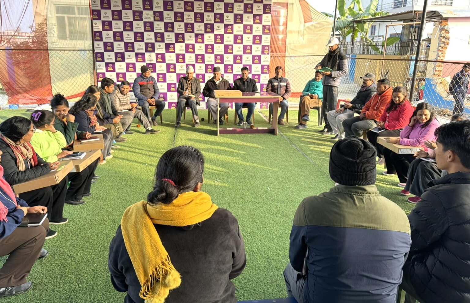 धनगढीमा रहेको चैतन्य पाठशालाका प्रमुख सल्लाहकार पन्तद्वारा ल्यापटप वितरण