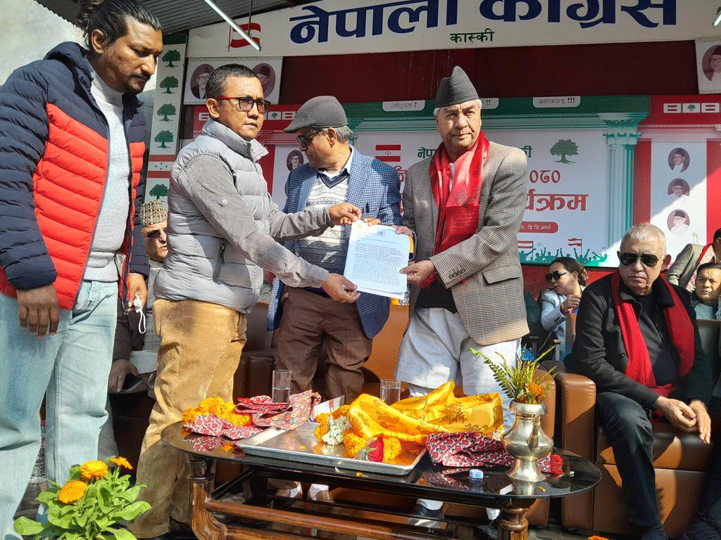 सूर्यदर्शन सहकारीका पीडितले बुझाए काँग्रेसका सभापति देउवालाई ज्ञापन पत्र