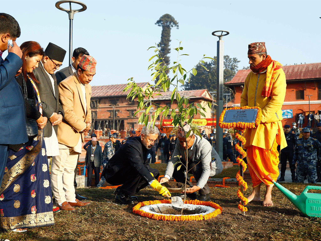 भारतीय विदेशमन्त्री जयशंकरले गरे पशुपतिनाथको दर्शन,परिसरमा वृक्षारोपण