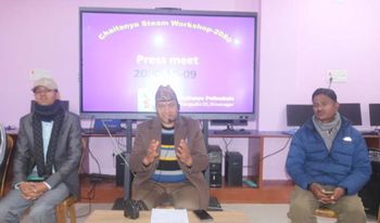धनगढीमा रहेको चैतन्य पाठाशालाले चैतन्य स्टिम वर्कसप गर्दै