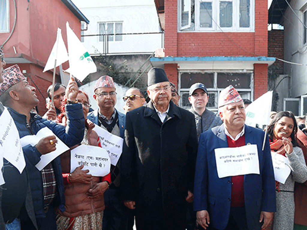 पानी माग्दै खनाल पुगे खानेपानी कार्यालयमा