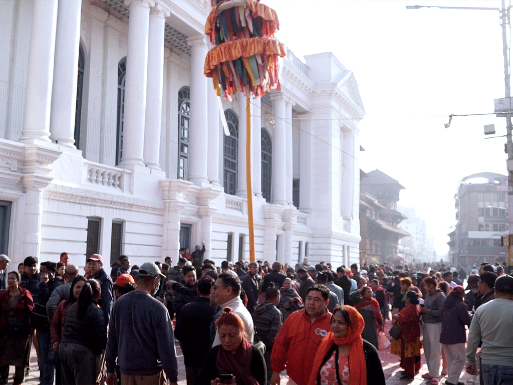 काठमाडौँको वसन्तपुरमा ठड्याइयो चीर, रङको पर्व होली सुरु