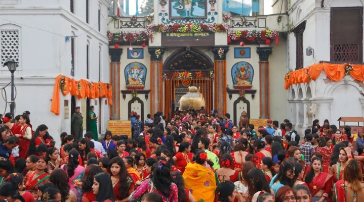 महँगा गहना लगाएर, बालबच्चा बोकेर पशुपति नआउन पशुपति विकाश कोषको आग्रह
