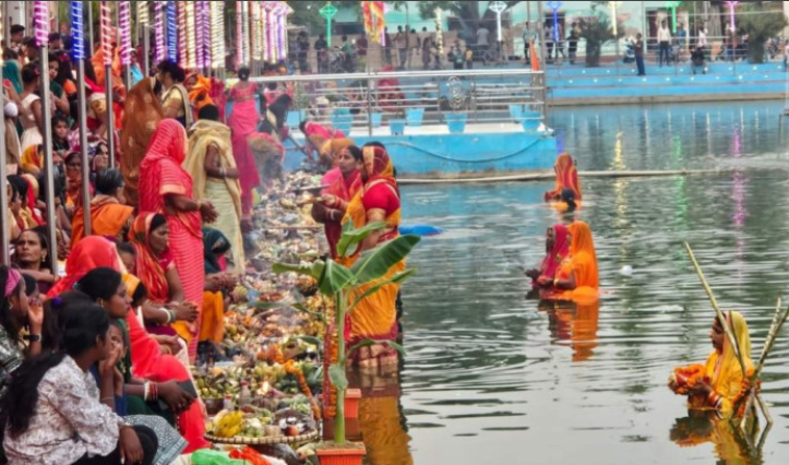 आज छठ पर्वको मुख्य दिन, अस्ताउँदो सूर्यलाई पूजाआराधना गरी अर्घ दिइँदै