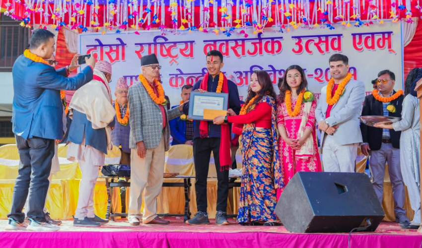बालकवि सुनिल बुढा (कछुवा) ‘दिनेश शर्मा स्मृति नवसर्जक प्रादेशिक पुरस्कार–२०८१’ बाट सम्मानित