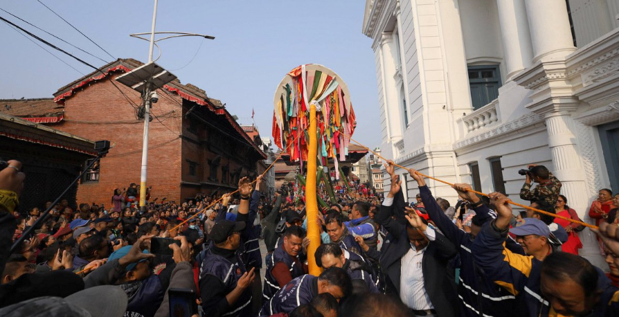 वसन्तपुरमा ठड्याइयो होलीको चीर