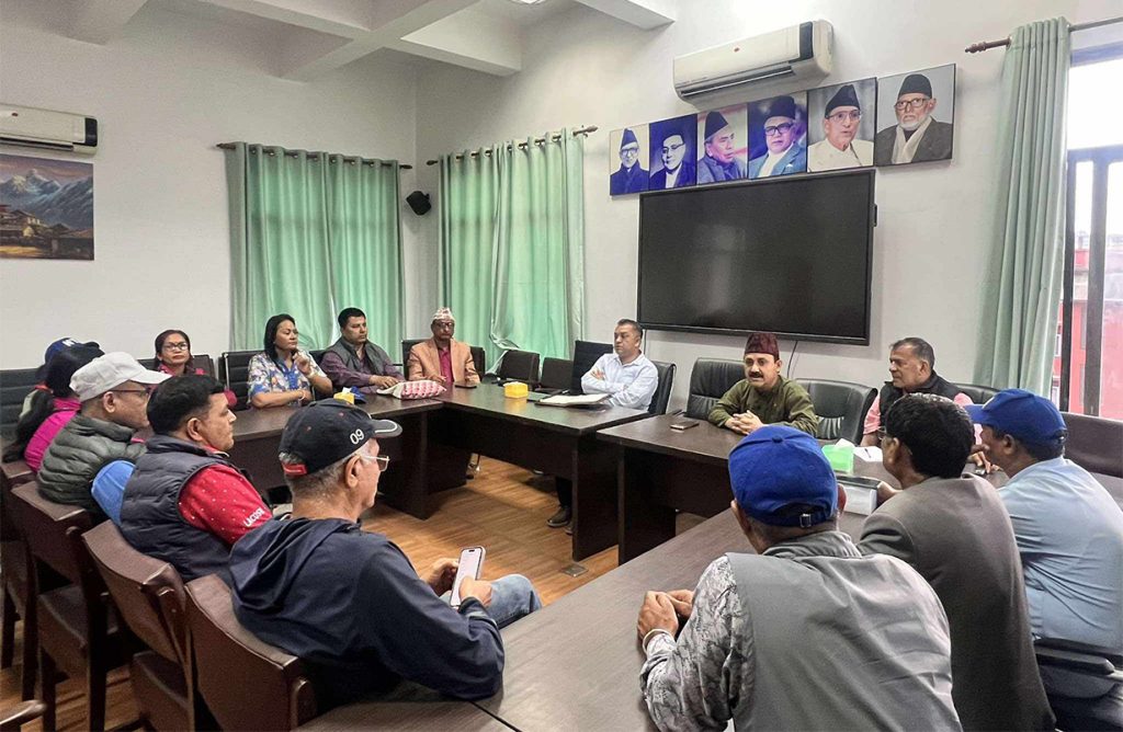 शिक्षकका माग सम्बोधनका लागि गगन र विश्वले देखाए सक्रियता , पार्टी सभापतिपछि आन्दोलनका अगुवासँग छलफल