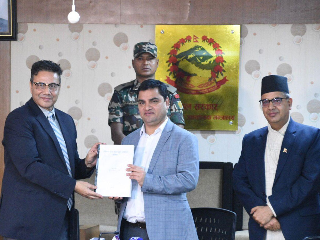 मन्त्री पौडेलले भने: नागरिकले उचित मूल्यमा औषधि पाउने वातावरण तयार गर्छौं