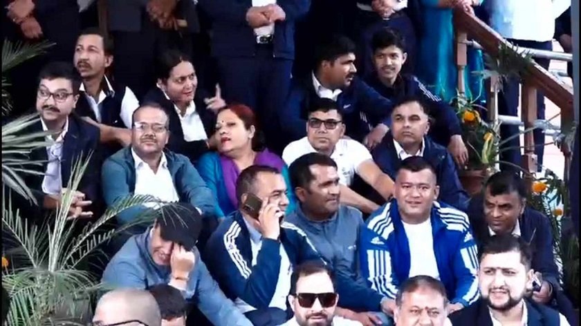 विधेयकमा उल्लेख केही प्रावधानप्रति असन्तुष्टि जनाउँदै निजामती कर्मचारीले दिए सामान्य प्रशासन मन्त्रालयमा धर्ना