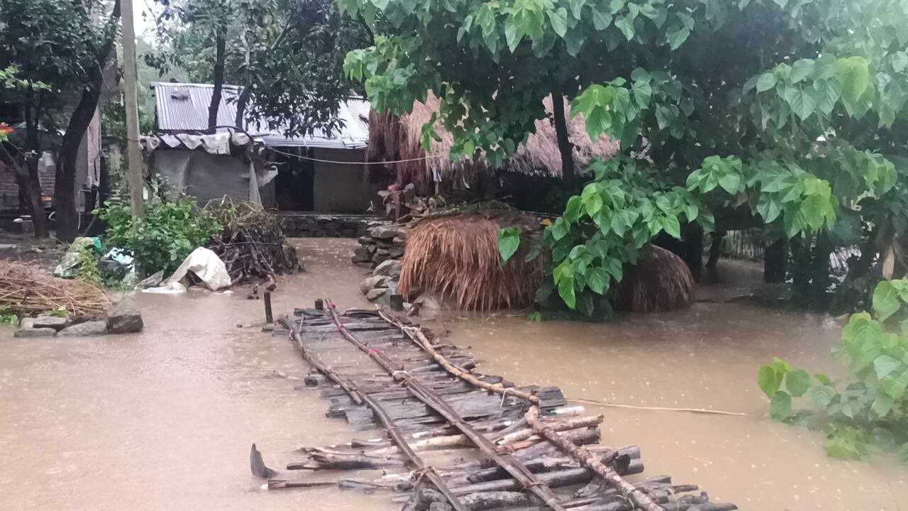 सुदूरपश्चिमका विभिन्न ठाउँमा लगातार भारी वर्षा हुँदा बाढीको खतरा