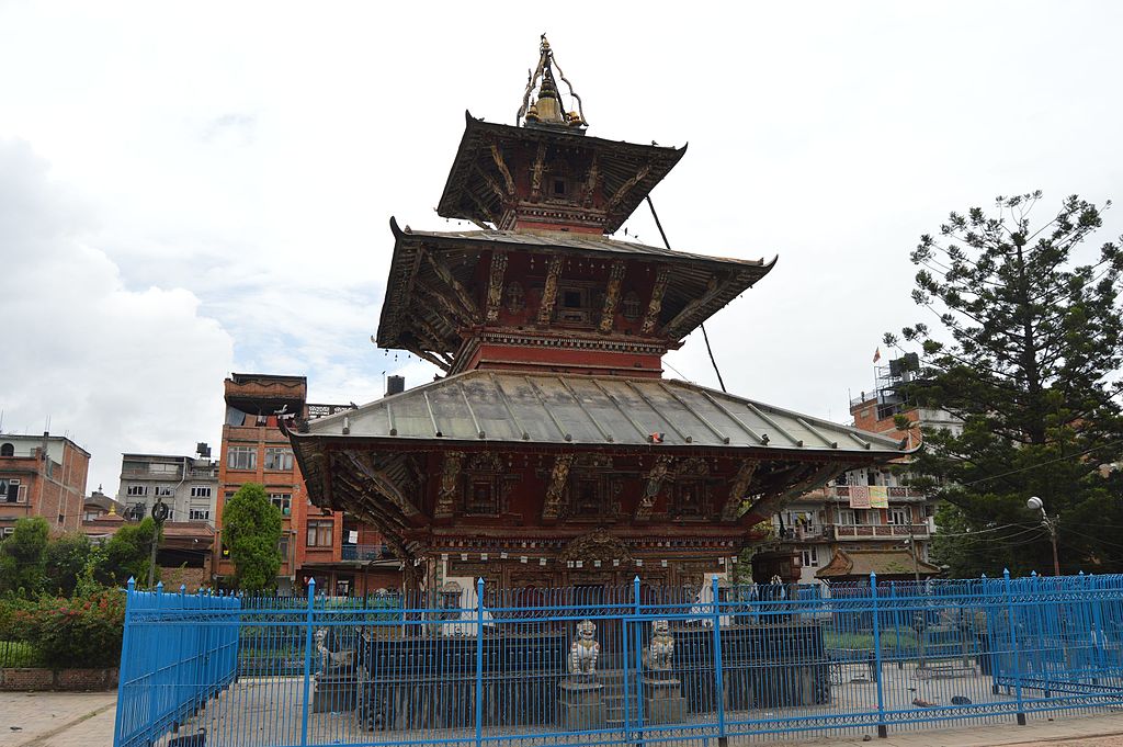 दश वर्षपछि रातो मच्छिन्द्रनाथलाई मन्दिरमा विराजमान गराइँदै
