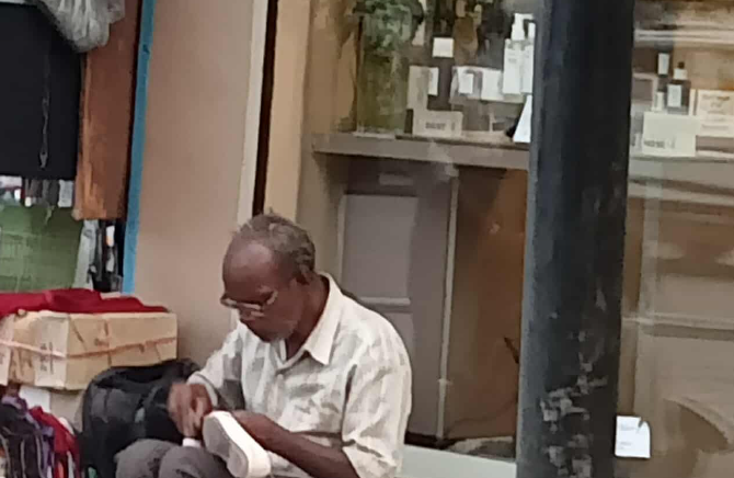 ४० वर्षदेखि जुत्ताका तुर्पाइमा जीवनका खुसी सिलाउँदै महेन्द्र, पेसाप्रति सम्मान