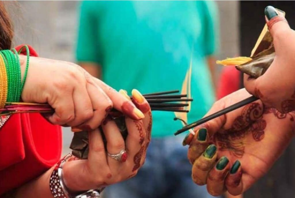 आज साउनको पहिलो सोमबार, नारीहरूले शिवको पूजा आराधना गरी मनाउँदै
