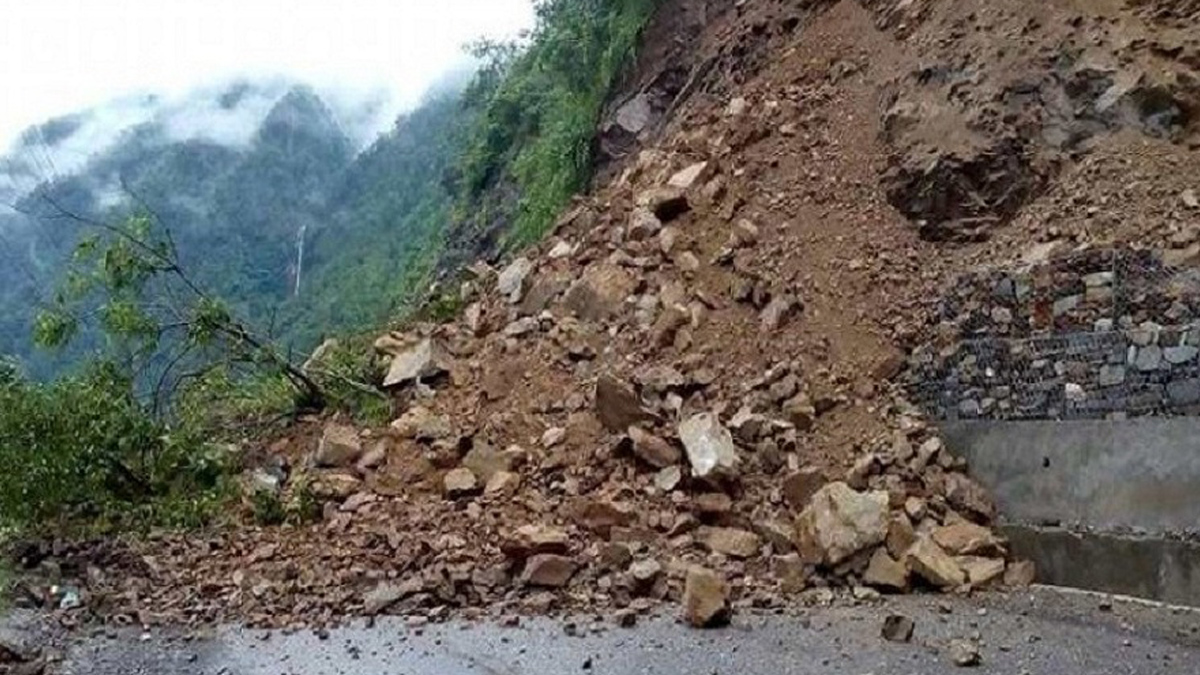 बाढी पहिरोका कारण देशका मुख्य ८ सडक पूर्णरुपमा अवरुद्ध, १३९ स्थानमा एकतर्फी सञ्चालन