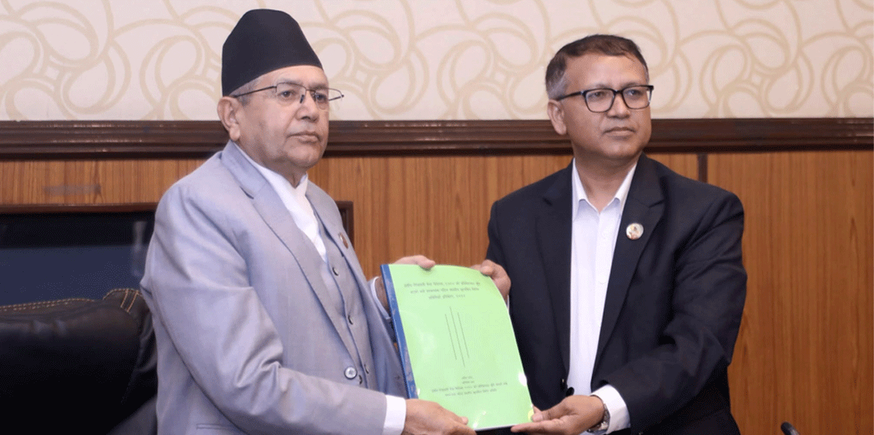 कुलिङ पिरियडमा गडबडीबारे छानबिन समितिको प्रतिवेदन सभामुख घिमिरेलाई बुझाइयो