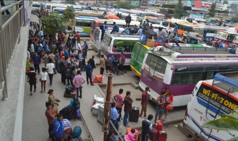 दसैँ सुरु भएपछि साढे आज बिहानसम्म पाँच लाखले छाडे काठमाडौँ