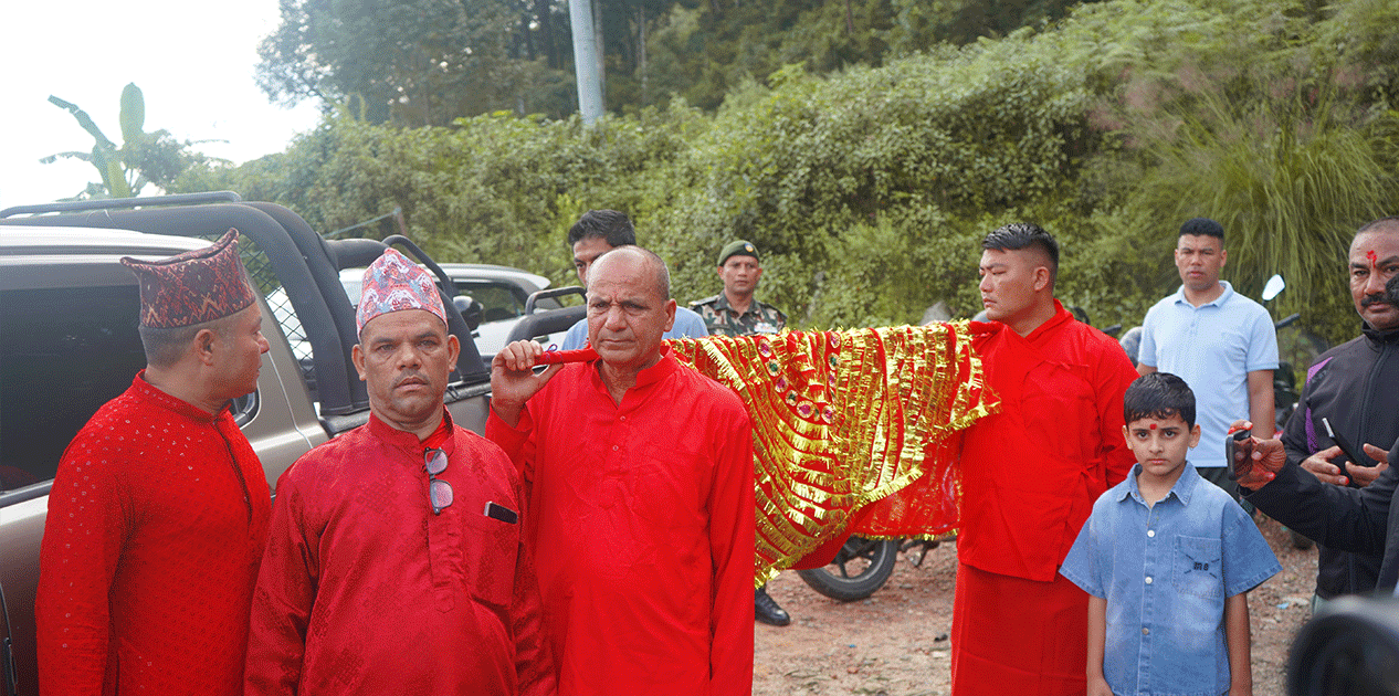 गोरखा दरबारको दसैँघरबाट काठमाडौँको हनुमान ढोका पठाइयो फूलपाती