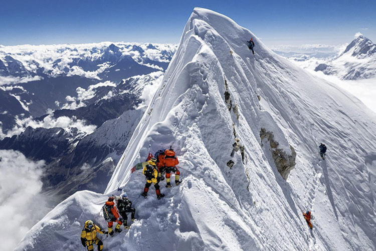 हिमाल आरोहणको नयाँ शुल्क कार्यान्वयनमा, अब सगरमाथा चढ्न विदेशीले १५ हजार डलर र नेपालीले १ लाख ५० हजार तिर्नु पर्ने