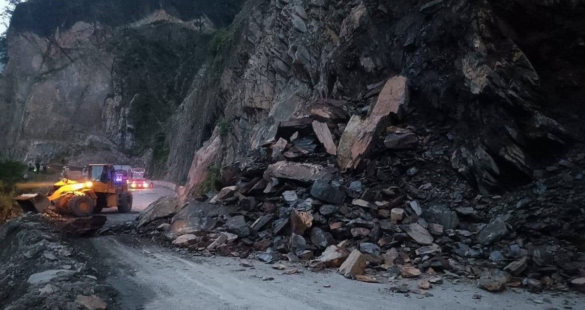 पहिरो खसेपछि मुग्लिन नारायणघाट फेरि एकतर्फी