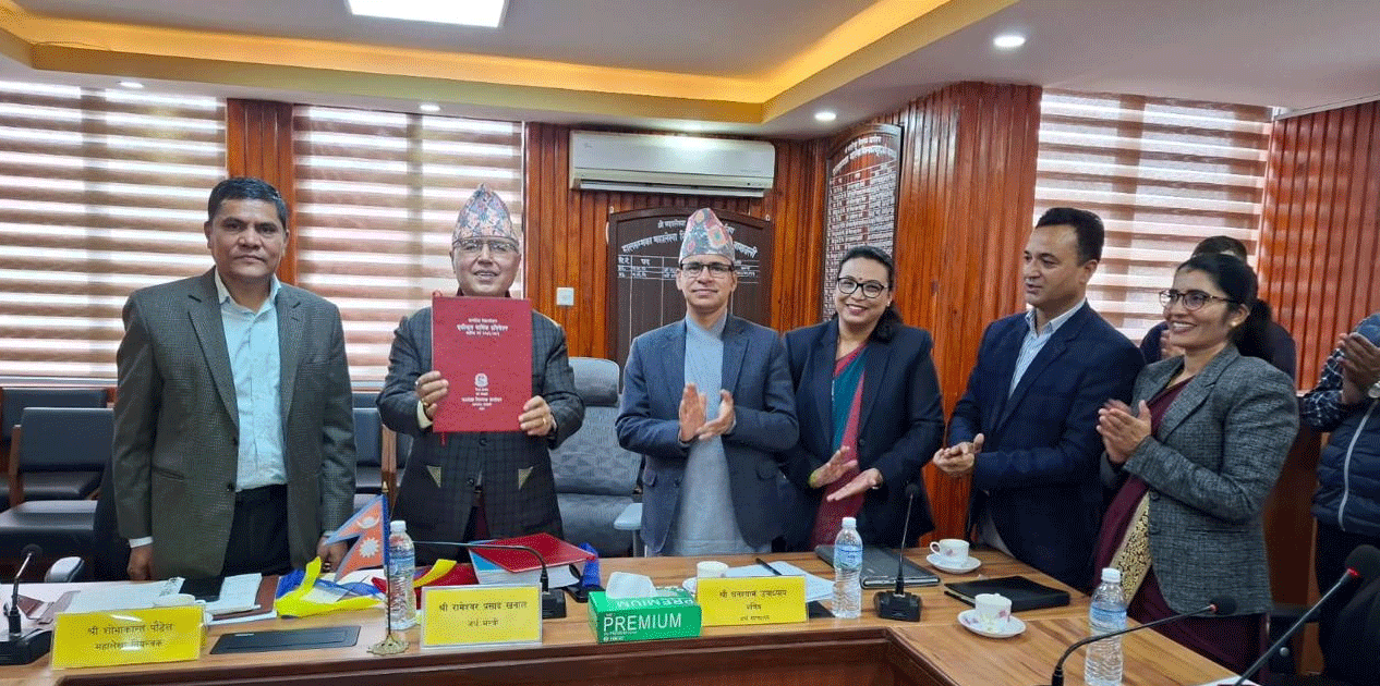 आन्तरिक लेखापरीक्षण प्रतिवेदन र सरकारको सम्पत्तिको एकीकृत वार्षिक विवरणअर्थमन्त्रीसमक्ष पेस