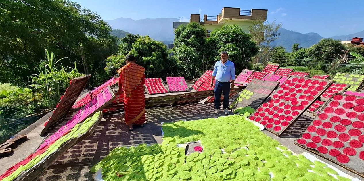 तिहार नजिकिँदै झिनियाँको चटारो, उत्पादनमा भ्याइनभ्याई