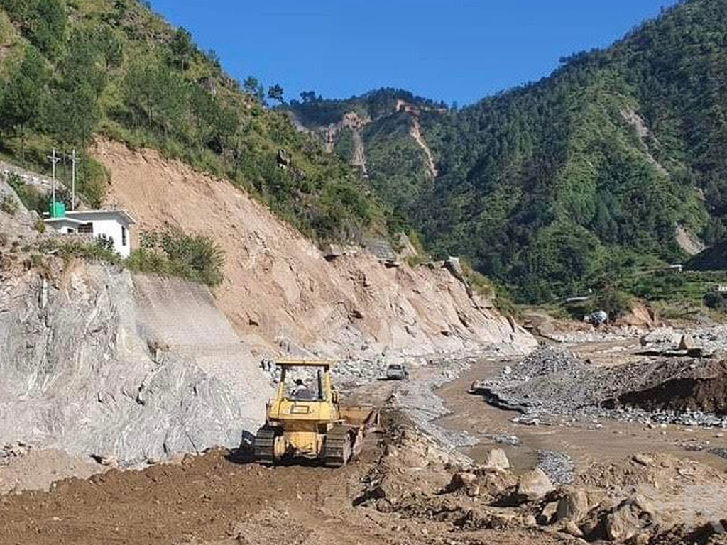 लेदो र पहिरोका कारण बीपी राजमार्ग पूर्णरुपमा अवरुद्ध
