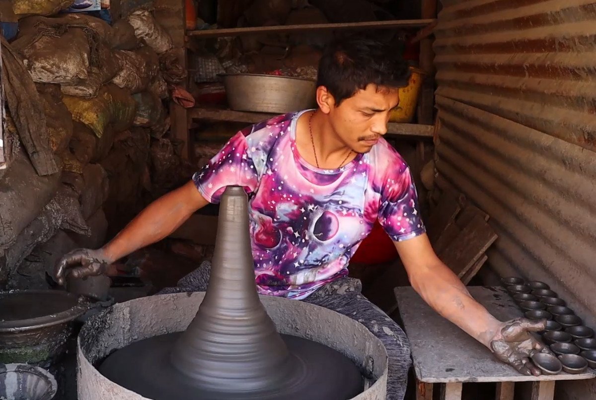 तिहार नजिकिएसँगै माटोका पाला बनाउन भ्याइ नभ्याइ