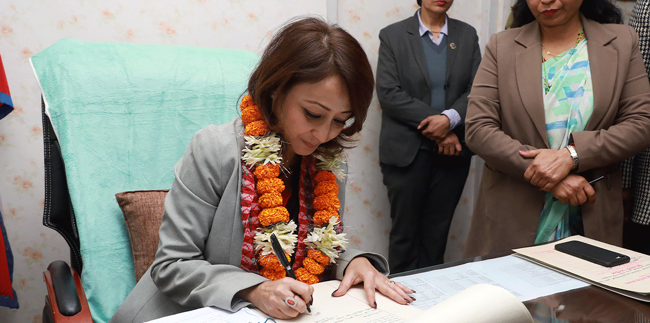 महिला–बालबालिका मन्त्री श्रेष्ठले गरिन् पदभार ग्रहण, लैंगीक परीक्षण कार्यविधि स्वीकृत