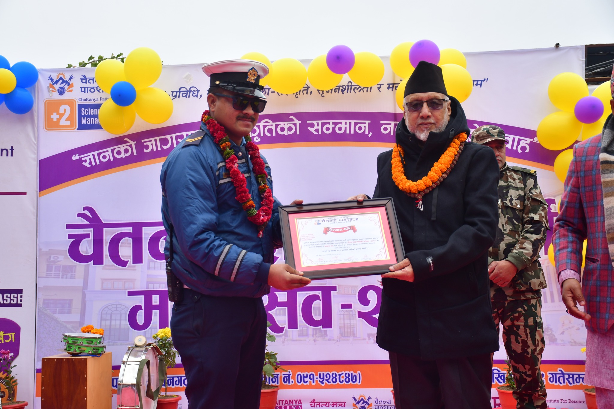 चैतन्य पाठशालाद्धारा कर्तव्यनिष्ठ प्रहरी सहायक हवल्दार हेमराज जोशी सम्मानित