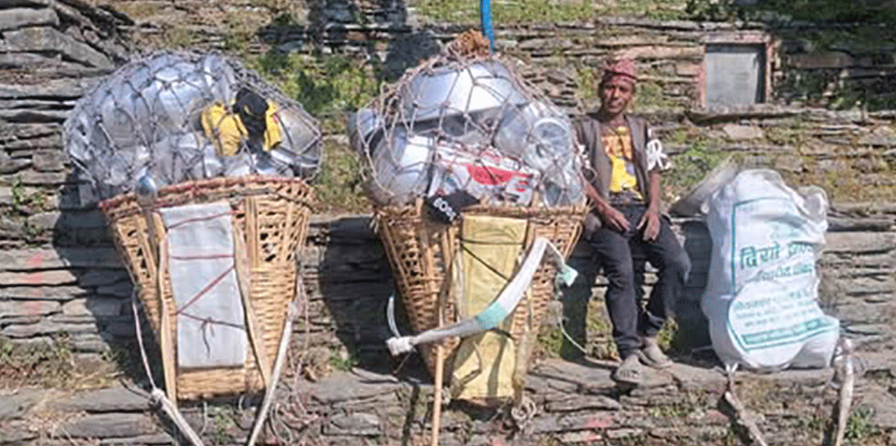 काँधमा भाडा,पैतलामा धूलोः ४५ वर्षदेखि गाउँ घुमिरहेका फूलबहादुर