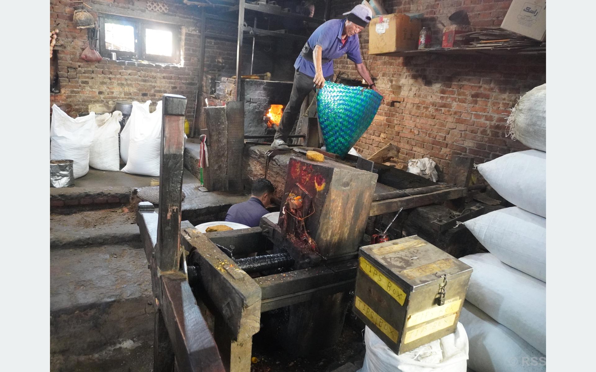 तीन सय वर्षे काठको कोलले धानेको परम्परा