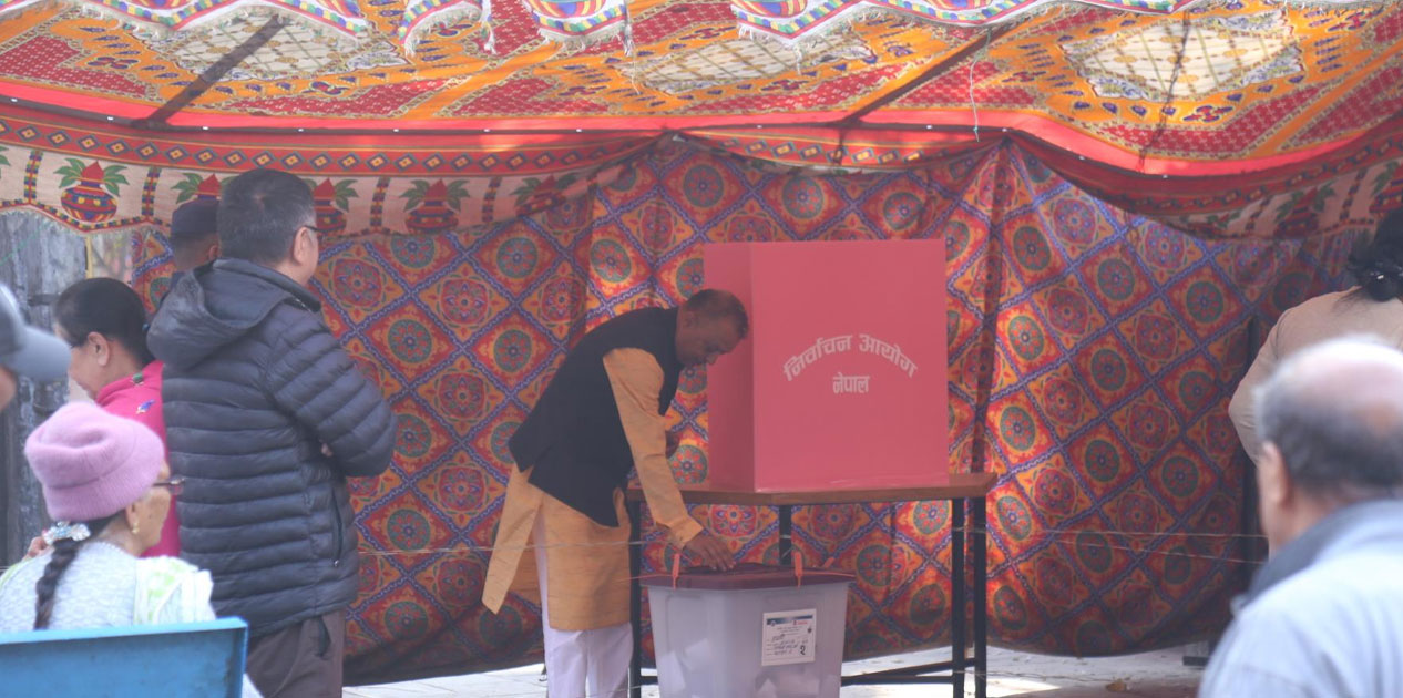 गगनकुमार थापाले गरे मैतीदेवी मन्दिर मयुर कुण्डबाट मतदान