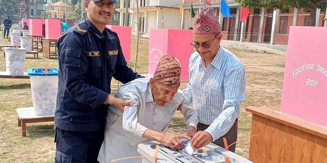प्रतिनिधि सभा सदस्य निर्वाचन अपडेट: कैलालीका १०७ वर्षीय ज्येष्ठ नागरिकले गरे मतदान