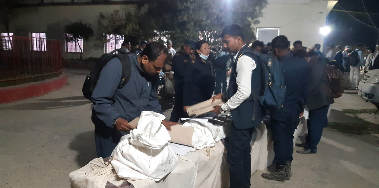 मतपेटिका मुख्य निर्वाचन अधिकृतको कार्यालयमा बुझाउने कार्य जारी, भोलिदेखि मतगणना