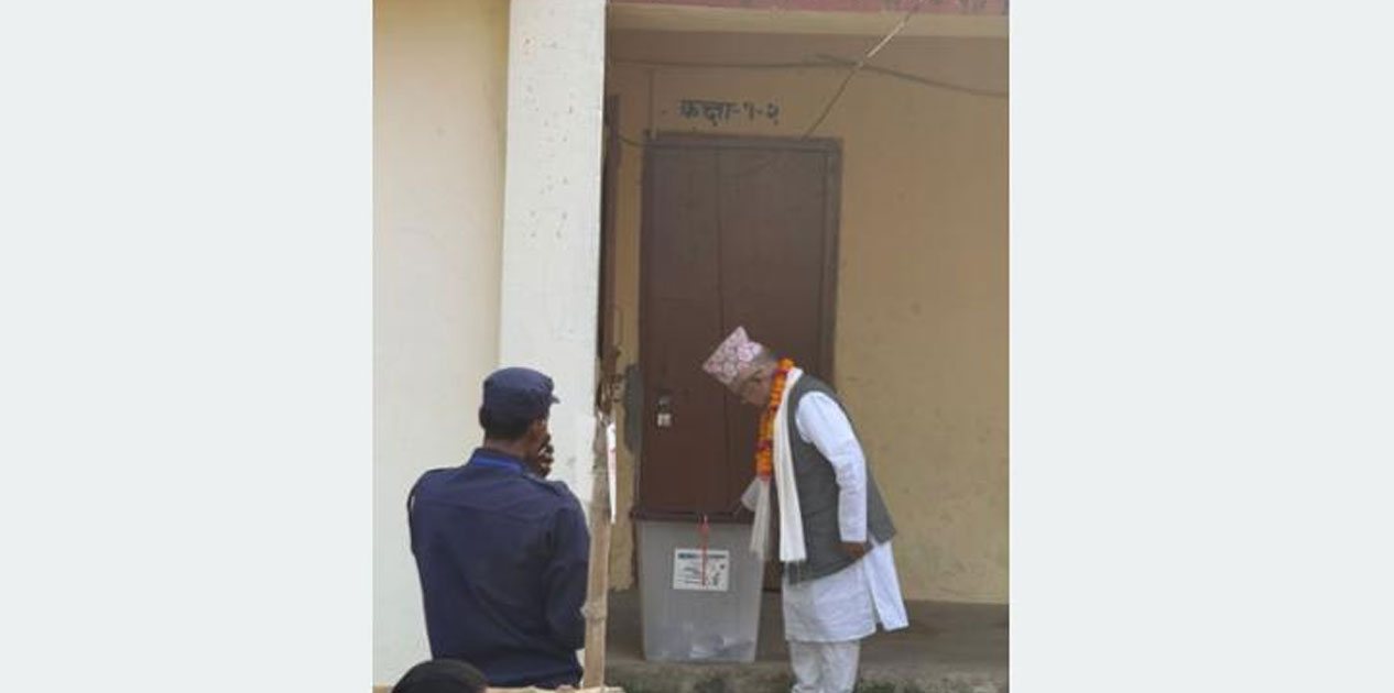 पूर्वप्रधानमन्त्री नेपालले गरे मतदान