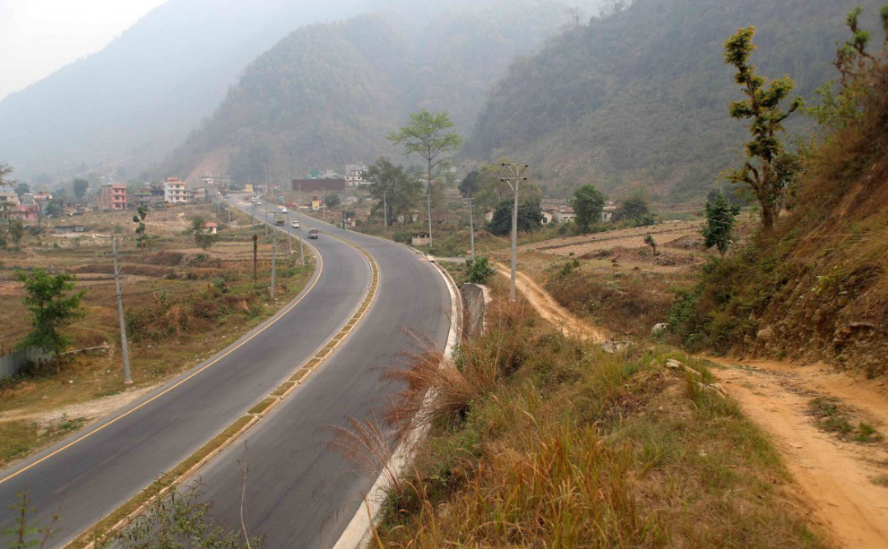 पृथ्वी राजमार्ग विस्तारः अझै करिब १०० बिजुलीका पोल सार्न बाँकी