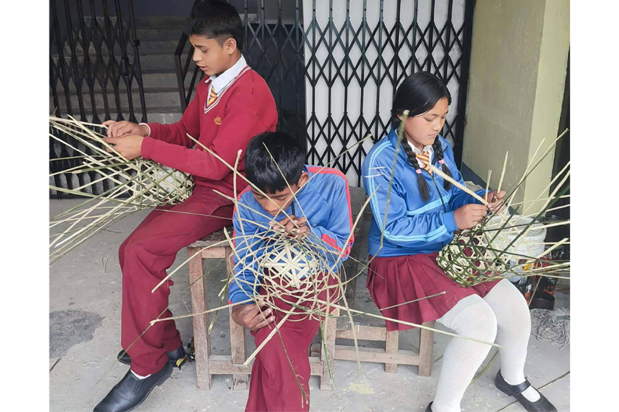 चोयाको सामग्री बनाउन सिक्दै विद्यार्थी
