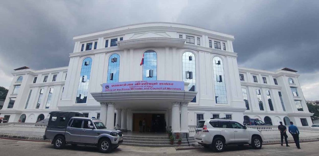 लोक सेवाको प्रतीक्षामा युवालाई धक्का, सरकारले रोक्यो नयाँ पदपूर्ति प्रक्रिया
