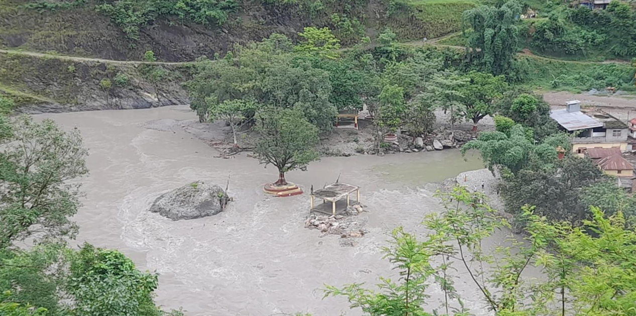 प्रकृतिको वितण्डा: विश्वकै ठूलो शालिग्राम शिलालाई कालीगण्डकीले निलेपछि धार्मिक पर्यटन ठप्प