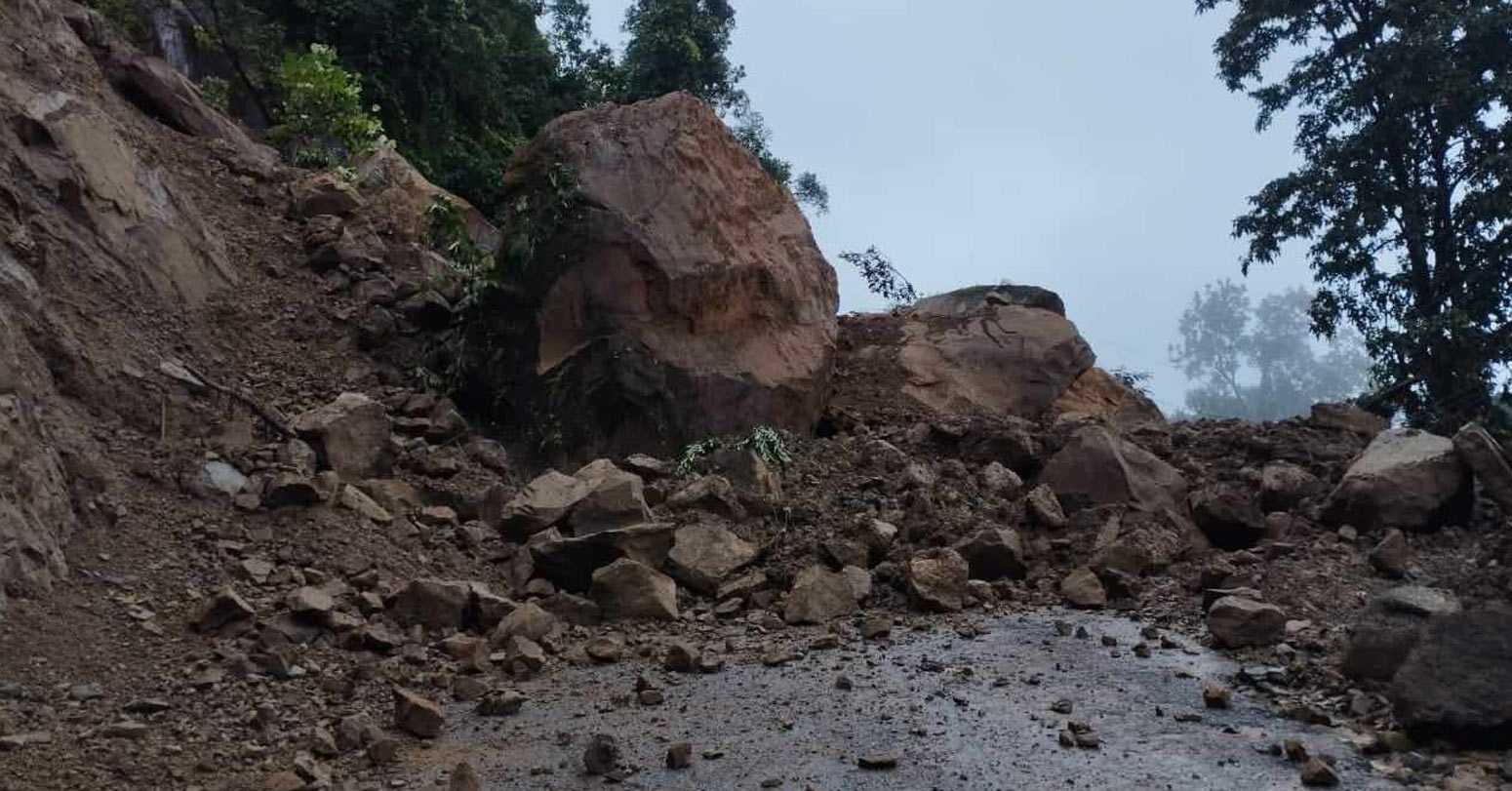 अविरल वर्षा, बाढी र पहिरोका कारण देशका विभिन्न मुख्य राजमार्गहरूमा अवरोध, कतै एकतर्फी सुचारु, कतै पूर्ण रूपमा बन्द (सूचनासहित)