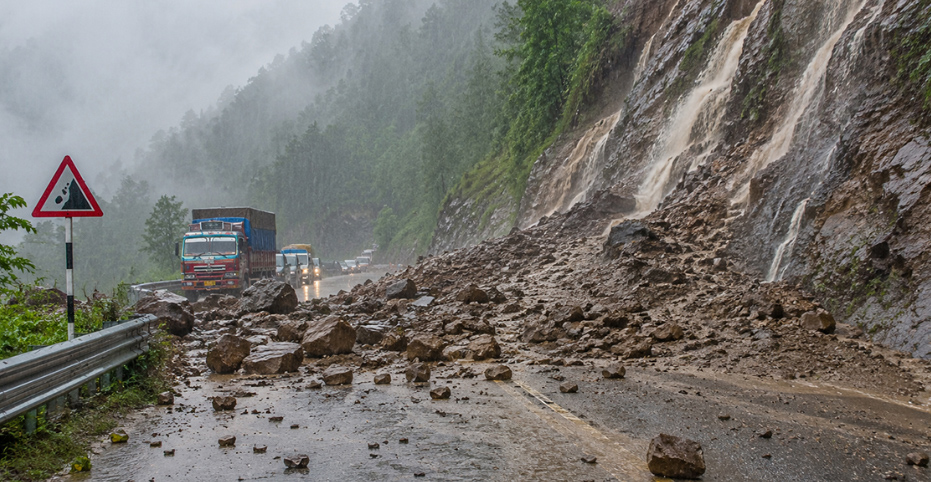 पहिरो र बाढीको जोखिम बढेपछि राति सडक बन्द, देशभर यातायात प्रभावित