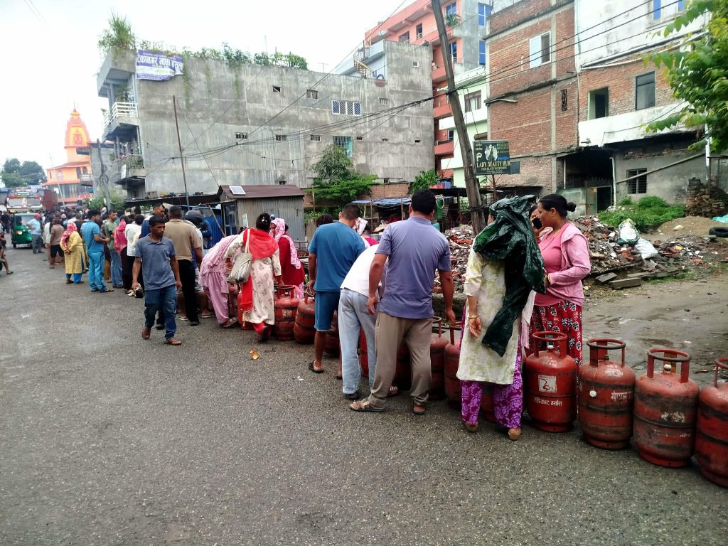 ग्यास अभावको चक्र तोड्ने तयारी : आधा सिलिन्डरदेखि पाइपलाइनसम्म
